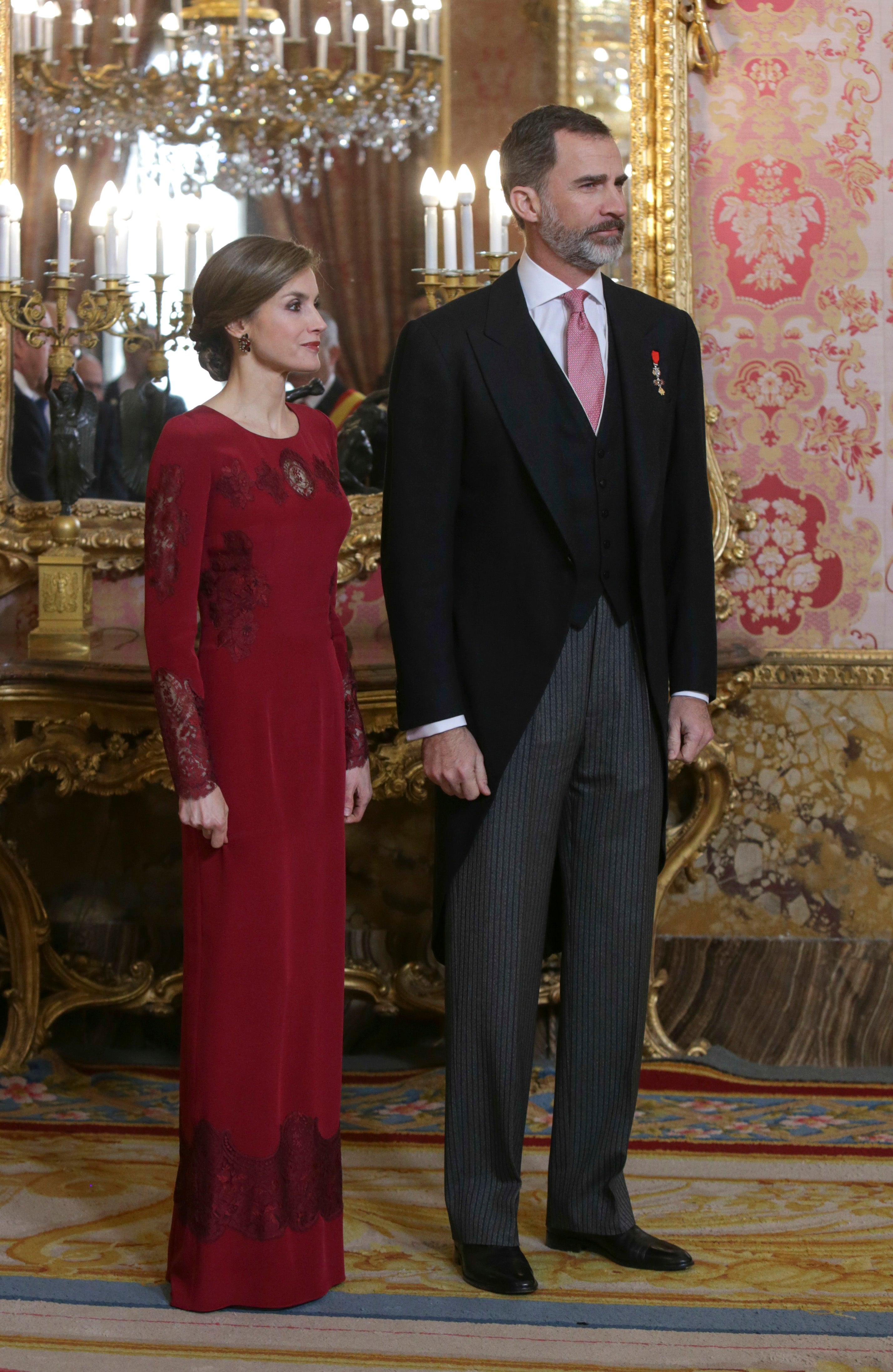Letizia y su pasión por el rojo: el look de gala de la Reina para recibir  al cuerpo diplomático | mujerhoy.com
