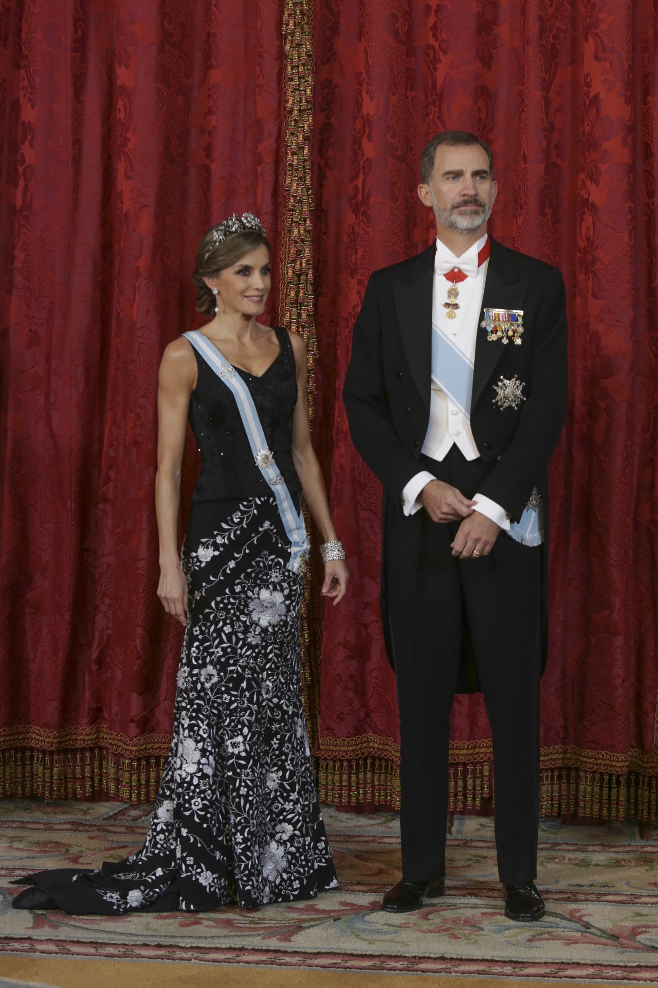 Letizia se viste de Reina con un impresionante look de Lorenzo Caprile |  mujerhoy.com