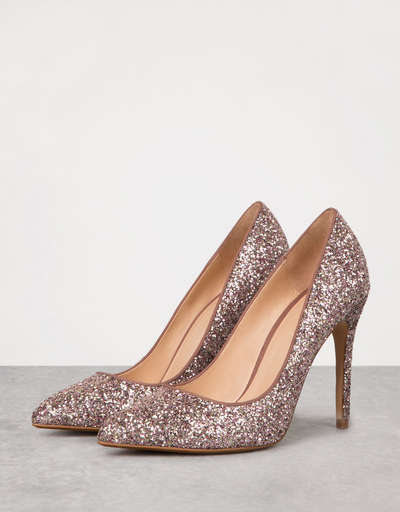 Zapatos de tacón de fiesta para Navidad: stilettos con purpurina de Bershka  | mujerhoy.com
